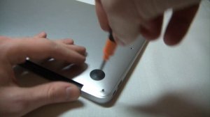 Видео 1. Как открутить нижнюю крышку MacBook Air 11