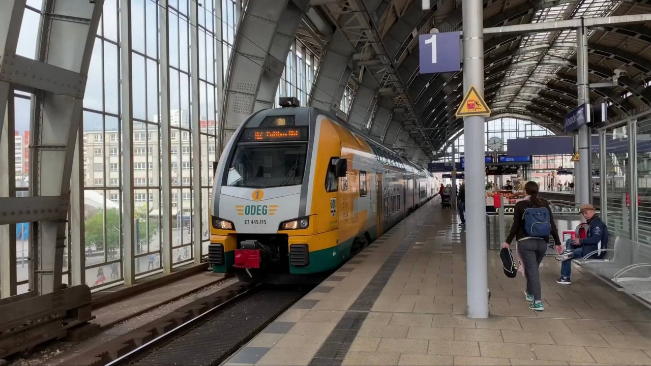 Поезда и железная дорога для детей 🚉 Развивающее видео