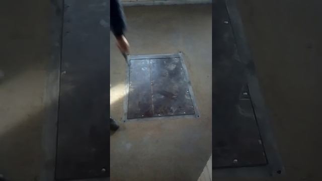 Люк невидимка на амортизаторах в полу под плитку.