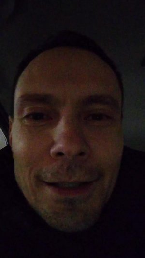 Снимаем аккумулятор с машины и несем заряжать