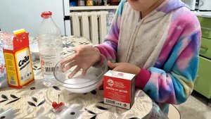 Алиса что-то химичит xD. Эксперимент с огнем, содой и уксусом.