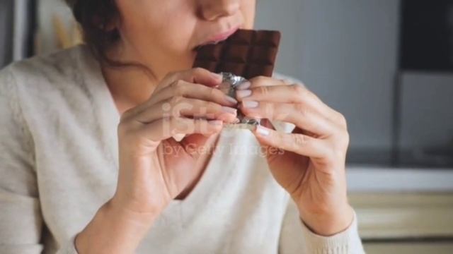 ВОТ ЧТО ТВОРИТ ГОРЬКИЙ ШОКОЛАД. Даже 50 грамм в день....... смотреть онлайн