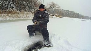 ИСКАЛ ОКУНЯ, А ОТОРВАЛСЯ ПО ПЛОТВЕ. РЫБАЛКА НА БЛЕСНУ И БЕЗМОТЫЛКИ.