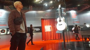 Саша Цой на выставке "Виктор Цой. Легенда".