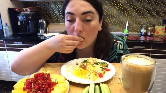 МУКБАНГ ЯИЧНИЦА С ПОМИДОРАМИ / ЗАВТРАКАЕМ #ЛЕТОМВМЕСТЕ / MUKBANG BREAKFAST EATING SHOW