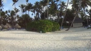 Margarita caminando en la playa de Punta Cana.