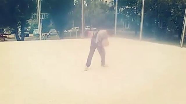 Серый набивает мячик головой