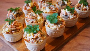 Новогодняя закуска в тарталетках с грибами и морковью по-корейски