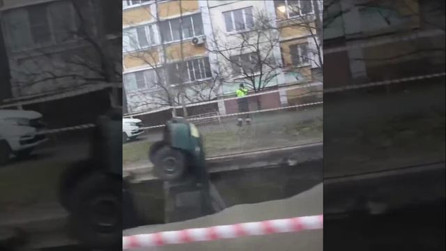 На проспекте Патриотов сразу два автомобиля поглотил провал в асфальте. 🙊