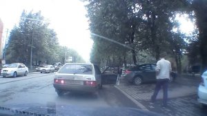 Ты кому сигналишь, дядя!