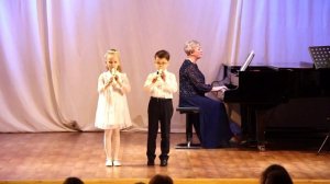 03 Укр. народная песня «Ой, лопнул обруч», исп. Таисия Ипатова и Григорий Холстинин, блокфлейта