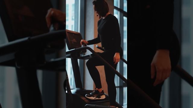 Продуктивный тренинг в тренажерном зале Riviera Wellness смотреть онлайн