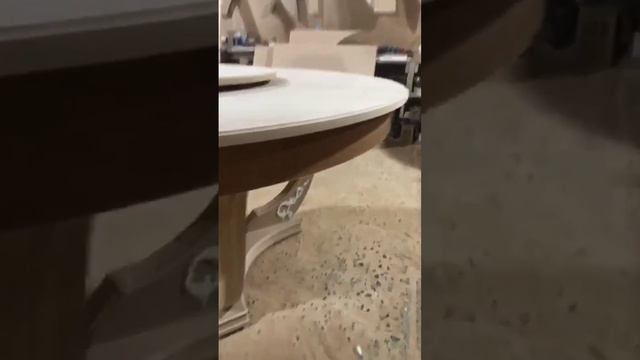 Дизайнерский круглый стол в цеху на стадии шлифовки. С крутящейся столешницей из массива бука
