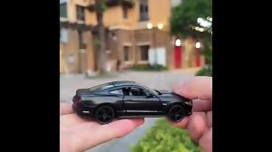 Mustang, красный