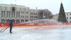 На Советской площади начали заливать каток