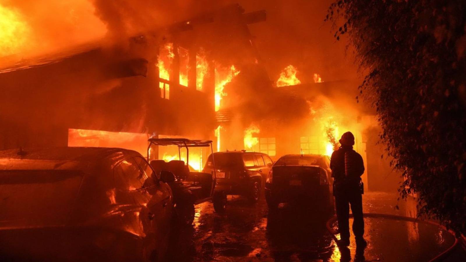 Полыхают дома и машины, пламя разносит сильный ветер. Лесные пожары бушуют в Калифорнии