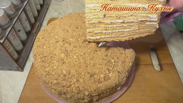 Классический медовик. Торт получается нежным , тает во рту.