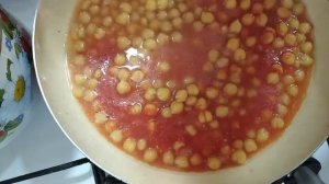 Нут в томатном соусе с маслинами