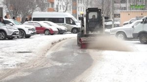 Сотни дворников убирают снег в Промышленном районе Самары