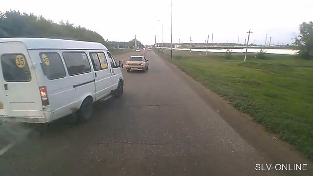 In Russia They Throw Rocks At Vehicle Человек Бросок камня под грузовик смотреть онлайн