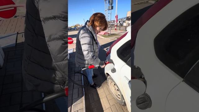 Приключения начинающего водителя на заправке. #заправка #автошкола #автоинструктор