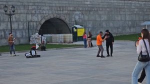 Бомж делает кассу уличному музыканту в Екатеринбурге