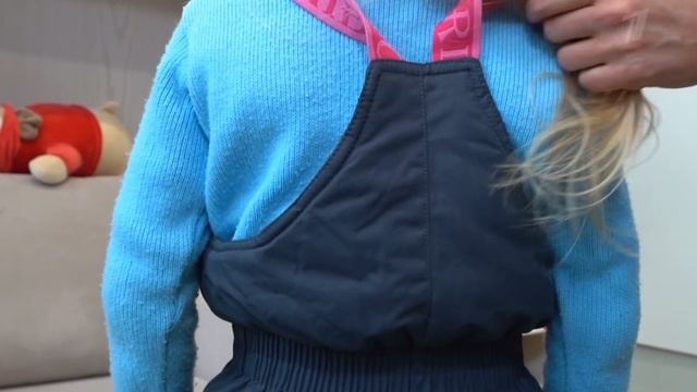 Одеваем детей на прогулку зимой смотреть онлайн