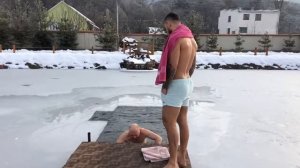 Эпифанио Лопес: впервые купается в прорубе... какая у него реакция была ?)))