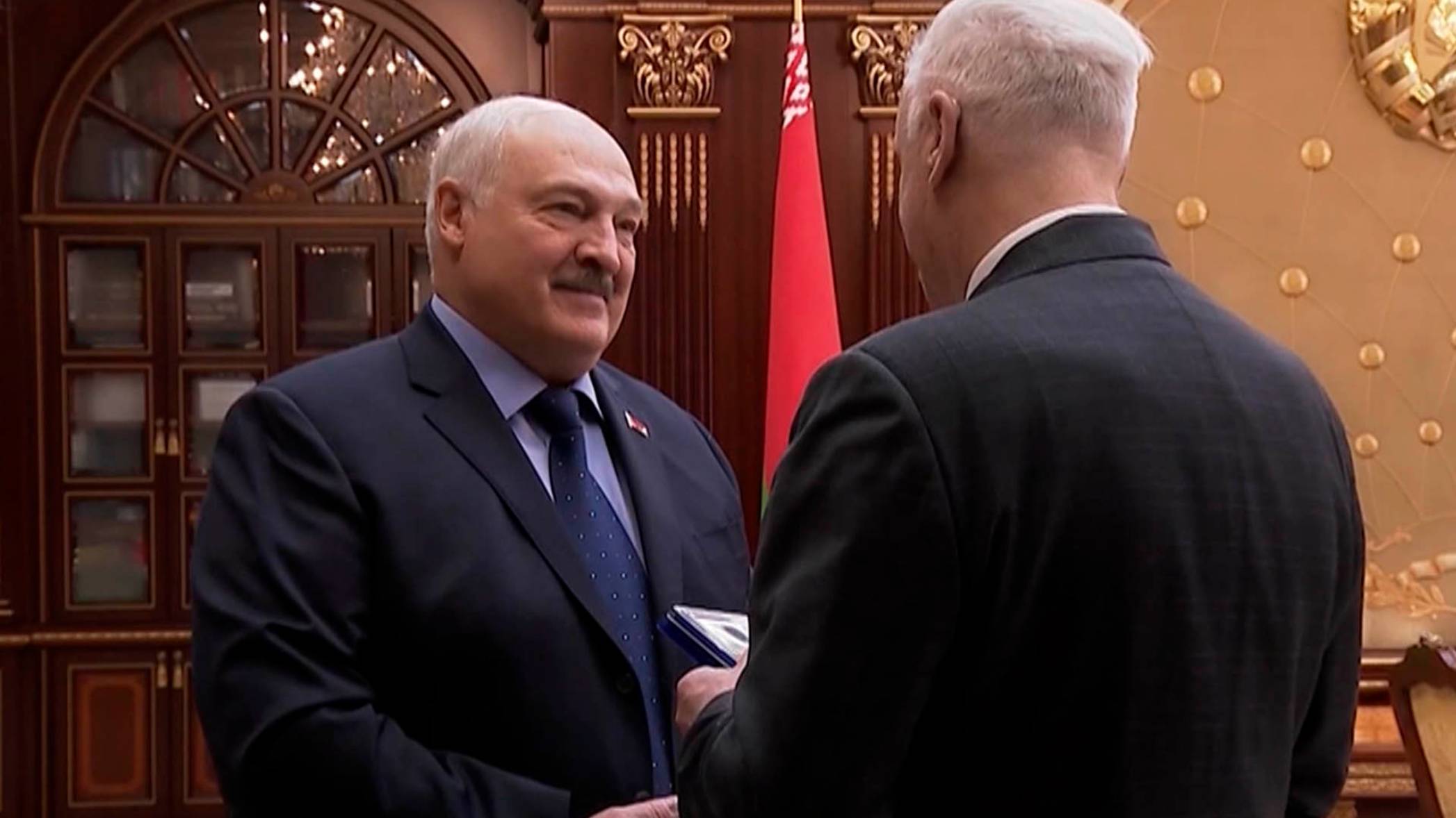 Бастрыкин наградил Лукашенко медалью «За верность служебному долгу»