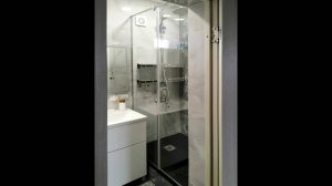 Встроенная стеклянная душевая с распашной дверью