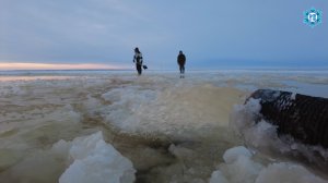 Дорожники намораживают лед на Большой Оби в районе села Горки.