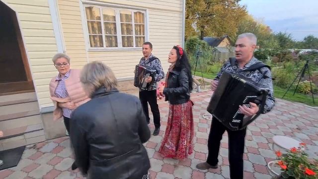 Девчонки жгут под два баяна! смотреть онлайн