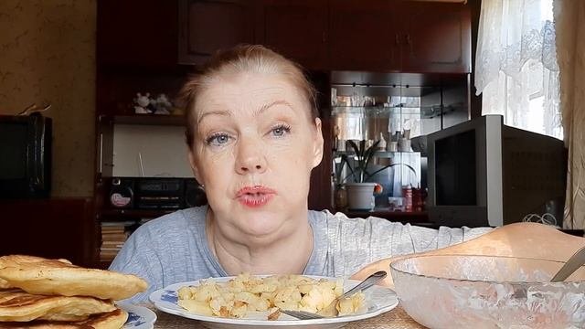 #Мукбанг Russia #eating  #food #mukbang #жаренаякартоха🥔 #олальи🥞 #салат🥗😋👍🏾