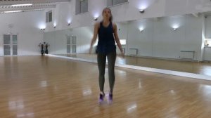 КАСАНИЕ ЛОКТЯМИ КОЛЕНА