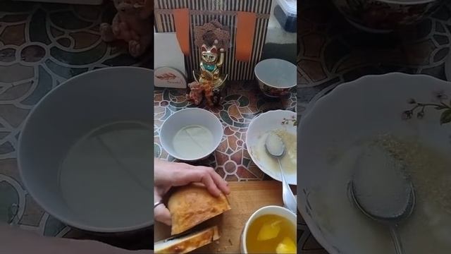 Кашка кускус с сыром мёд с лимоном и вкусная булочка завтрак