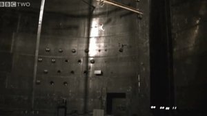 Интересный факт, в вакууме перо и шарик падает с одинаковой скоростью.
