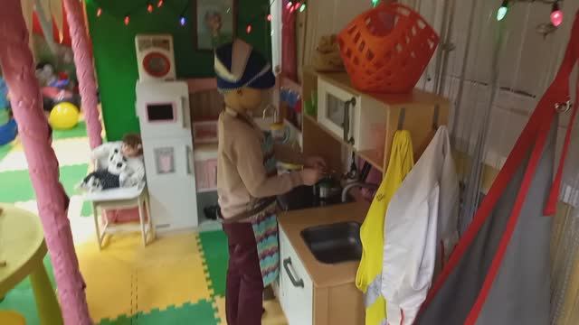 Покупки в Пятерочке, обед, ребенок первый раз в игровой комнате смотреть онлайн