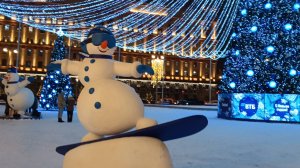 Прогулки по предновогодней Москве. Ежегодные снеговички и шатер на Лубянской площади