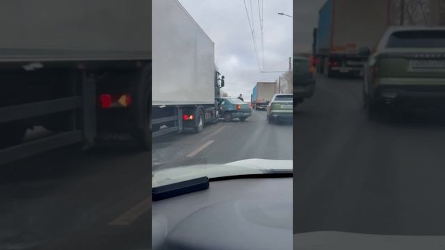 Опасный манёвр: перестроение перед фурой с правой стороны. смотреть онлайн