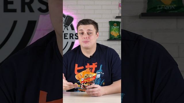 Пробую настоящие американские Cheetos Crunchy Flamin' Hot. :)