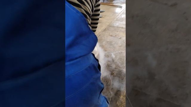 слив жидкого АЗОТА в сосуд Дюара #жидкийазот #работа #тренды #приколы смотреть онлайн