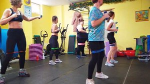 Активная тренировка с гантелями и короткими амортизаторами