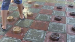 Уличные шашки из дерева. Giant wooden checkers.