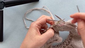 Закрытие петель резинки 2х2 иглой при круговом вязании.