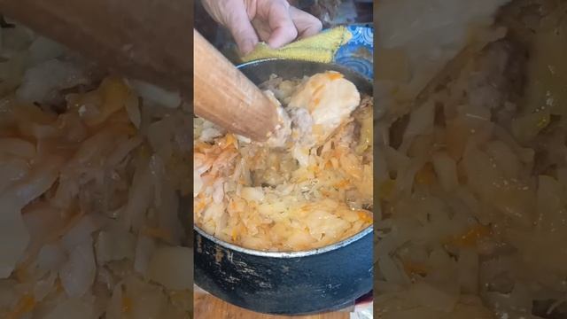 тушёная капуста с мясом в горшочке