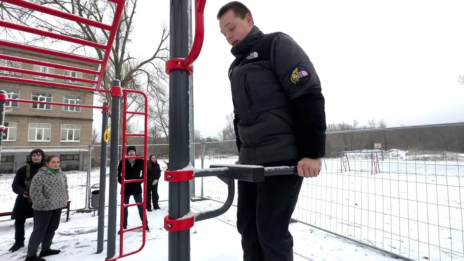 Югорчане закончили монтаж спортивных площадок в Макеевке