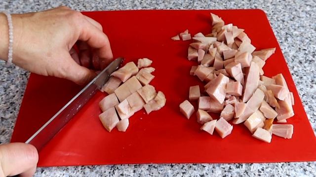 Łatwo, szybko i bardzo pysznie! Sałatka z wędzonym kurczakiem, czerwoną fasolą i buraczkami.