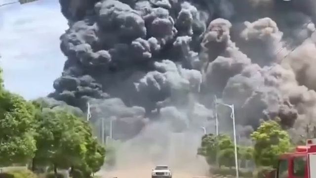 Мощный пожар на химическом заводе в Гуйси, провинция Цзянси, Восточный Китай. смотреть онлайн