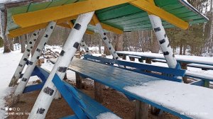 Беседка для отдыха в лесу ждёт гостей.