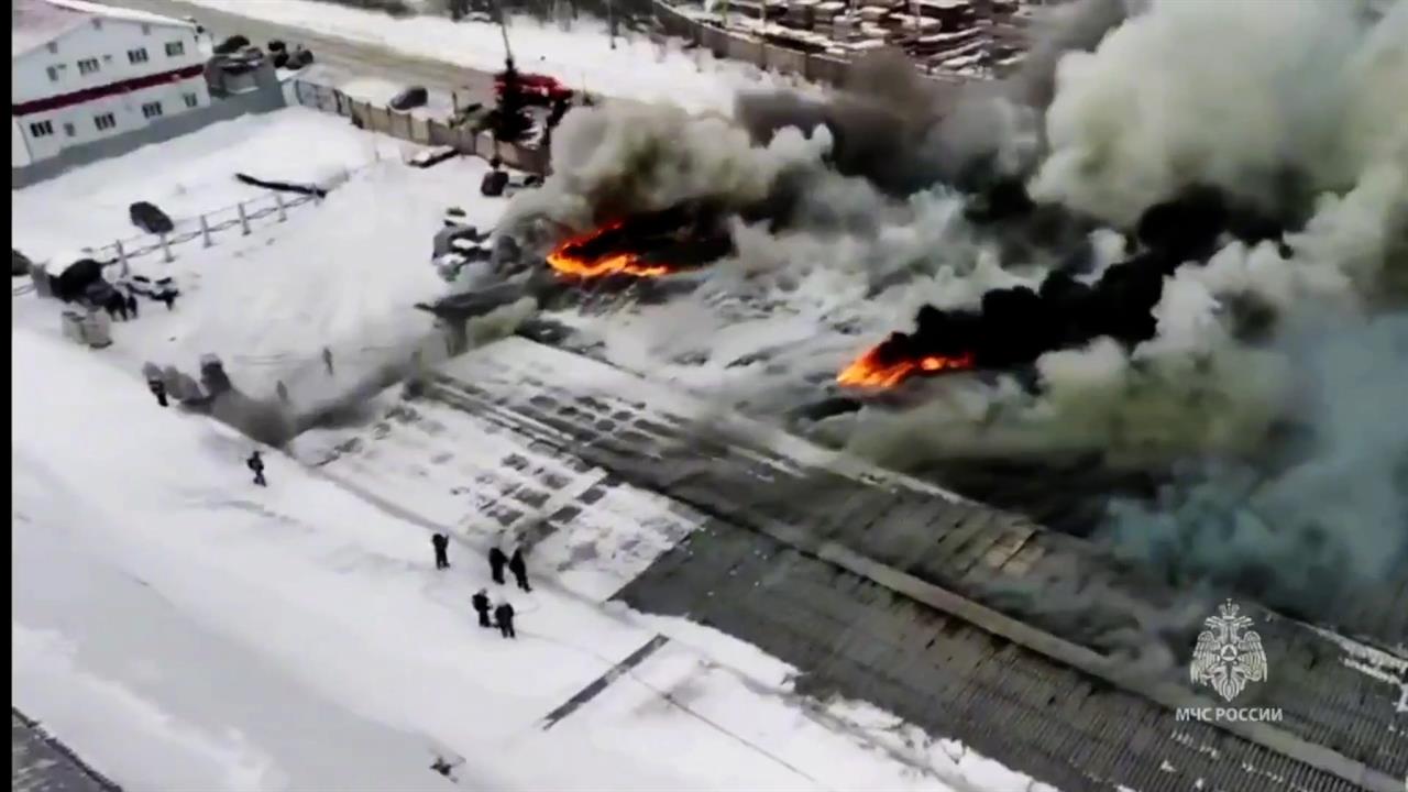 В Барнауле загорелся склад на площади в тысячу "квадратов": видео